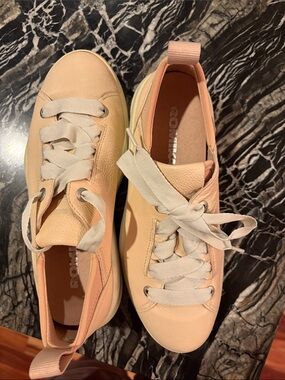 Women’s Leather Casual Sneakers -